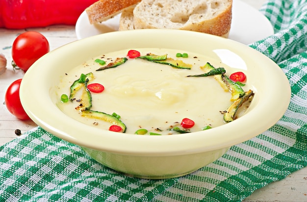 Photo gratuite velouté de courgettes à l'ail et au piment