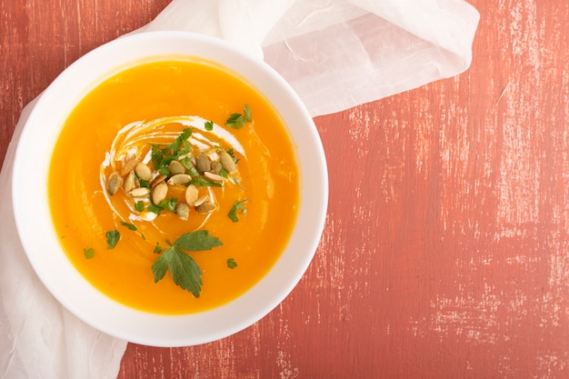 Photo gratuite velouté soupe aux graines et au persil