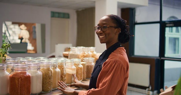 Photo gratuite vendeur afro-américain dans un supermarché