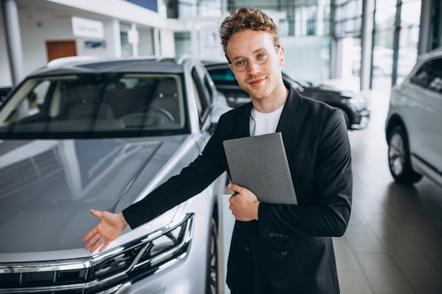 Vendeur dans un showroom automobile