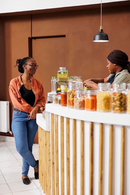 Photo gratuite le vendeur vérifie l'épicerie au bureau.