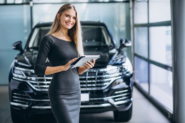 Vendeuse, femme, voiture, salle d'exposition