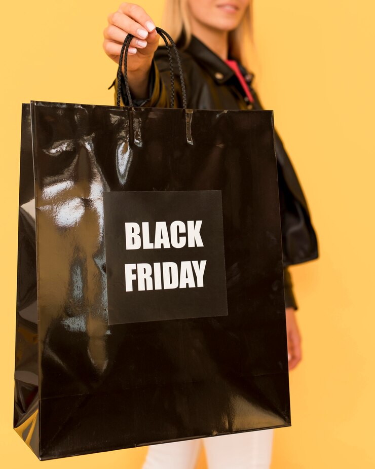 Photo gratuit vendredi noir shopping woman holding big bag