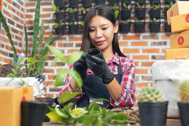 Vente de plantes en ligne; femme souriante, tout, croissant, plante