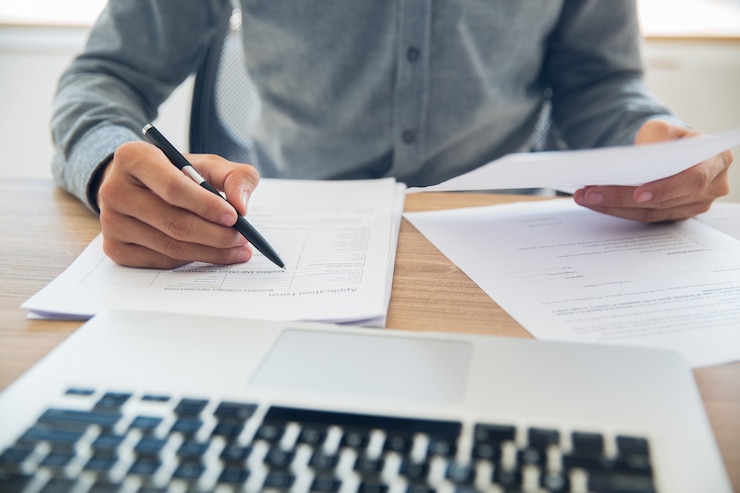 Photo gratuit la vérification des documents à la table d&#39;affaires