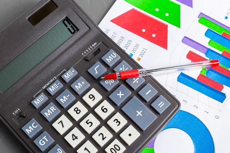 Photo gratuit vérification du rapport comptable sur la calculatrice de table d'entreprise