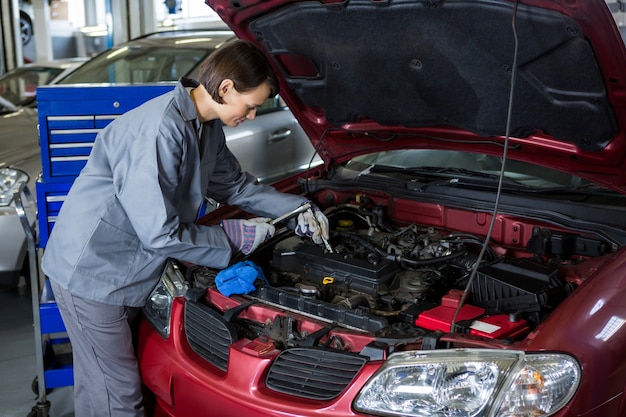 vérifier le niveau d&#39;huile dans un moteur de voiture mécanicien Femme