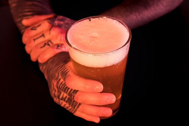 Verre à bière au bar