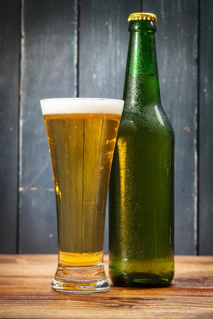 Photo gratuite verre de bière et bouteille de bière