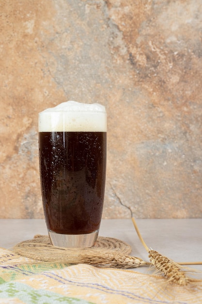 Photo gratuite verre de bière brune avec des épis de blé