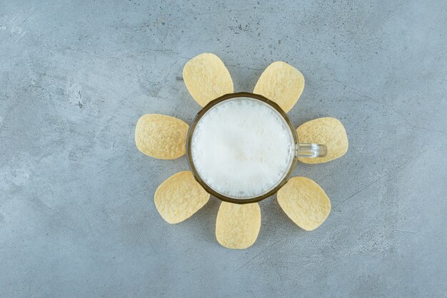 Un verre de bière légère et délicieuse avec des chips. photo de haute qualité