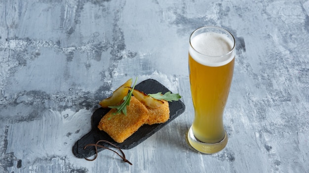 Verre de bière légère sur la surface en pierre blanche