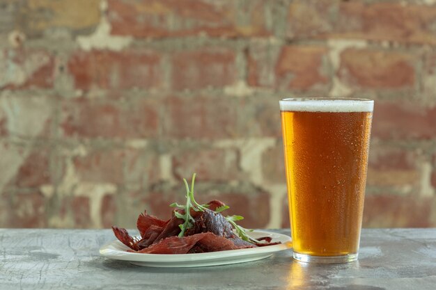 Verre de bière légère sur la table en pierre