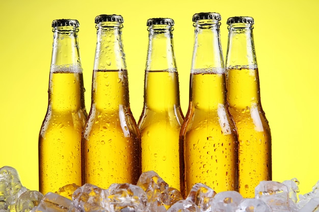 Photo gratuite verre de bière avec de la mousse sur fond jaune