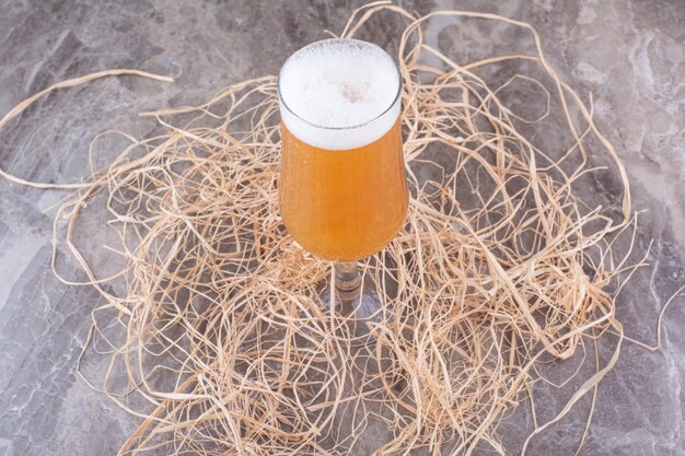 Verre de bière mousseuse sur fond de marbre. photo de haute qualité