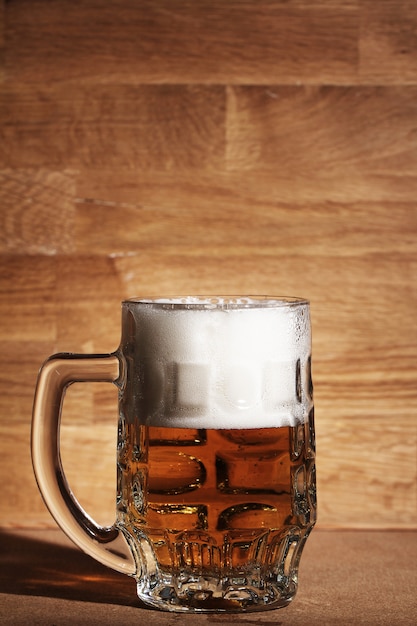 Verre de bière sur une surface en bois