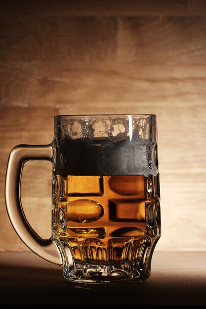 Verre de bière sur une surface en bois