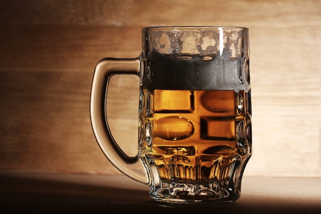 Verre de bière sur une surface en bois