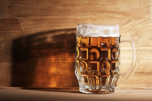 Verre de bière sur une surface en bois