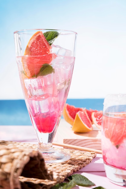 Photo gratuite verre avec boisson arôme de fruits frais