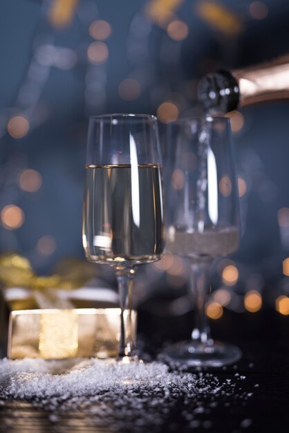 Verre avec boisson à bord près de neige ornement et coffret cadeau