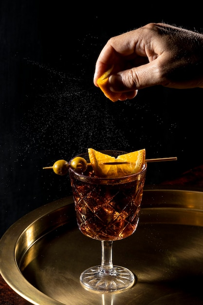 Photo gratuite verre avec boisson fruitée sur plateau