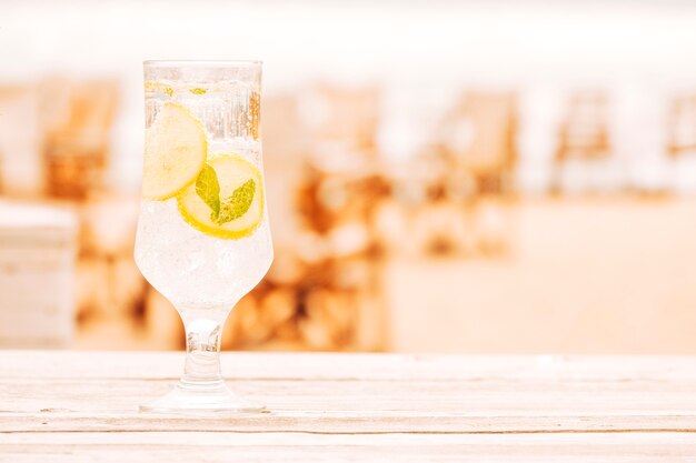 Verre de boisson à la menthe sur une surface en bois