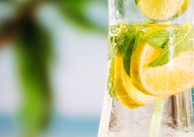 Verre de boisson rafraîchissante avec citron vert et feuilles de menthe
