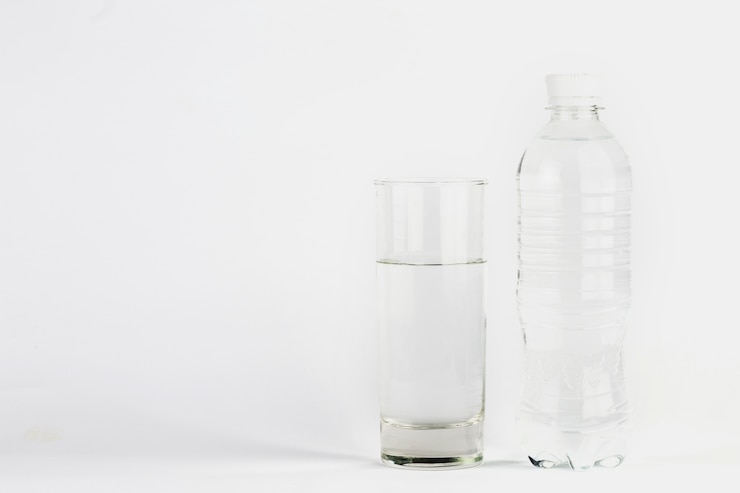 Photo gratuit verre et bouteille avec de l'eau claire