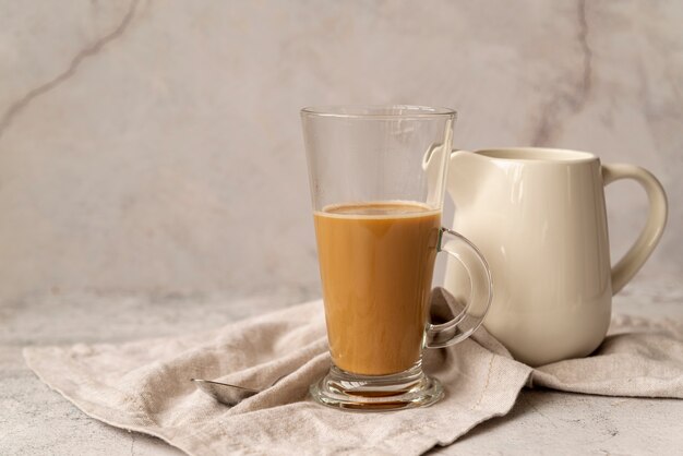 Verre de café au lait vue de face