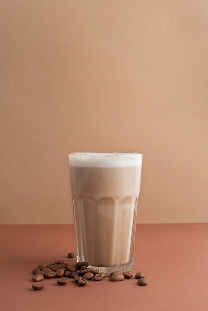 Verre de café frappé avec des grains de café à côté