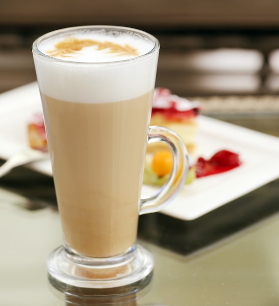 Photo gratuite verre de café froid avec mousse