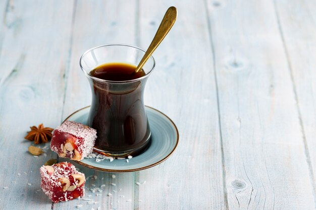 Verre à café gros plan avec des bonbons sur la table