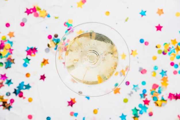 Verre de Champagne avec des étoiles étoilées sur une table