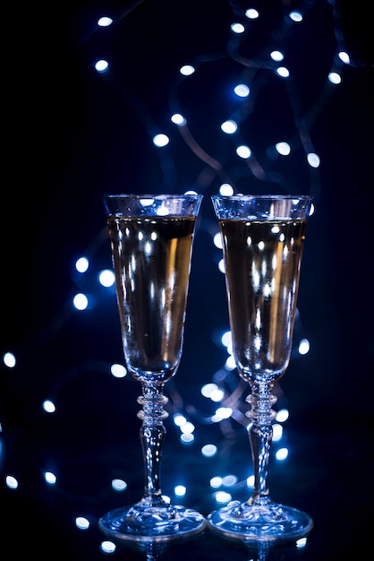 Verre à champagne sur fond sombre en boîte de nuit