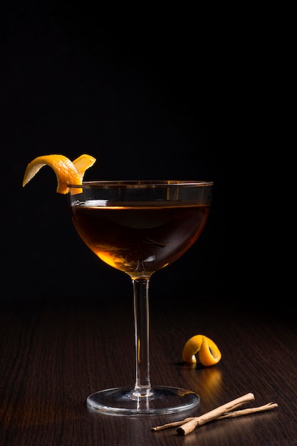 Verre à cocktail aromatique prêt à être servi