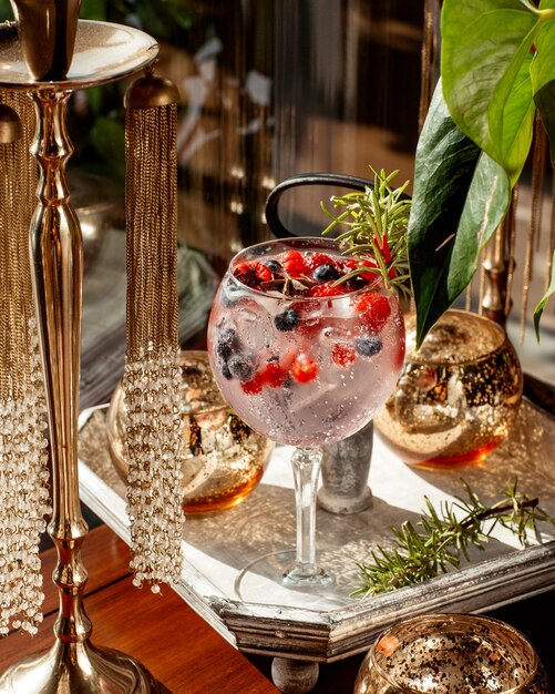 verre de cocktail de baies avec myrtille canneberge et framboise