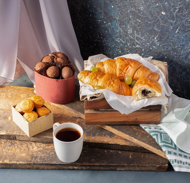 Photo gratuite un verre de cocktail crémeux au lait avec de la poudre de cannelle et des fruits secs.