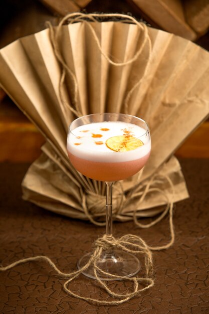 verre de cocktail avec glace garnie d'une tranche de citron