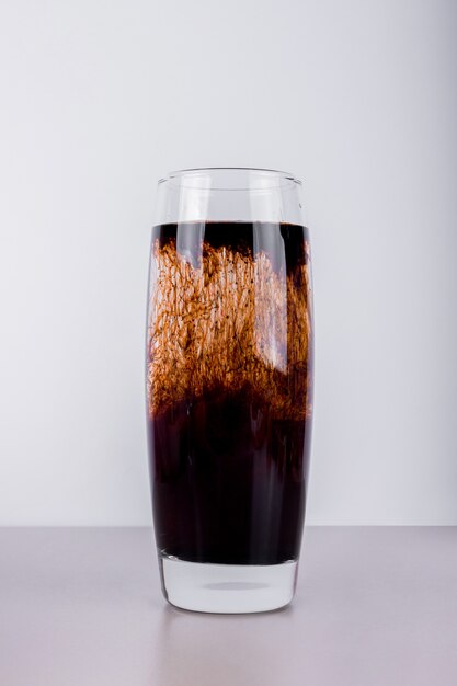 Un verre de cocktail noir.