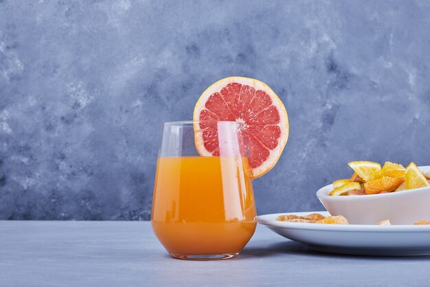 Un verre de cocktail de pamplemousse avec salade de fruits.