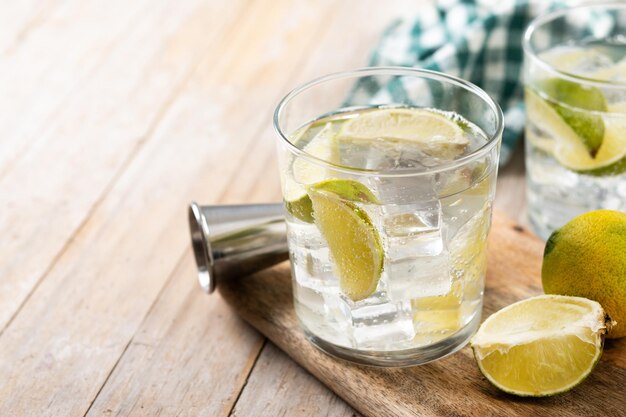 Photo gratuite un verre de cocktail de vodka tonique sur une table en bois