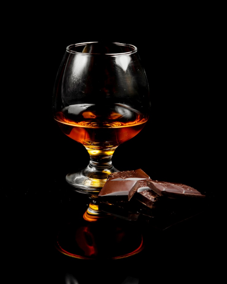 Photo gratuit verre de cognac et chocolat noir