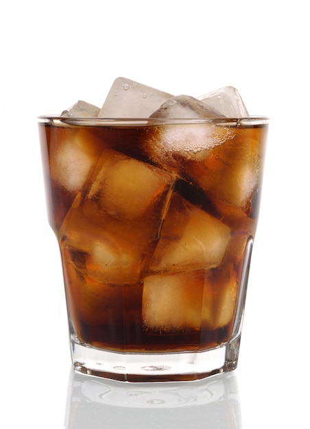 Photo gratuite verre de cola avec des cubes de glace