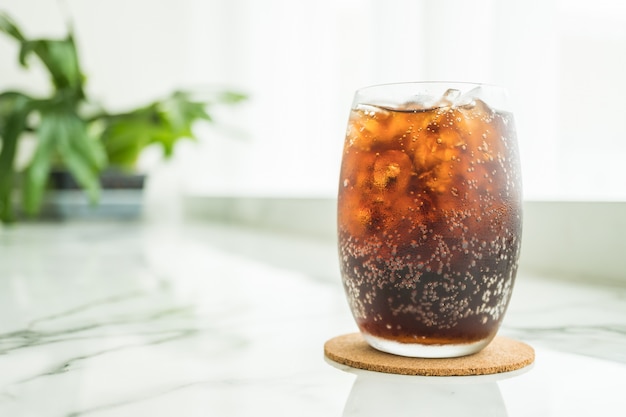 Verre de cola glacé