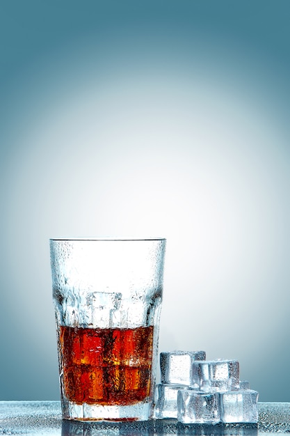 Verre de cola avec des glaçons