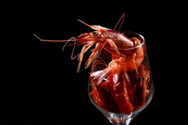 Verre avec des crevettes à l&#39;intérieur