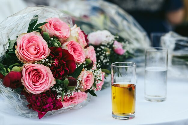 Verre avec du jus de pomme se dresse sur la table