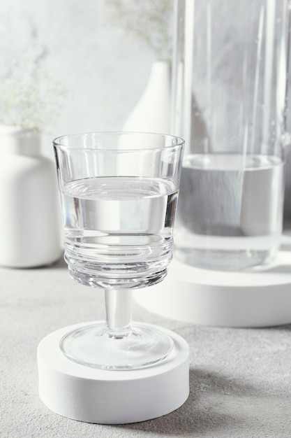 Photo gratuite verre avec de l'eau sur la table