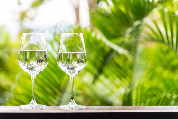 Verre d'eau sur la terrasse